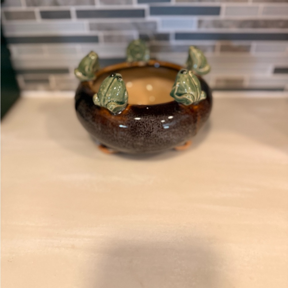 Handmade Ceramic Footed Planter Adorned with Frogs Majolica Style - Picture 4 of 7